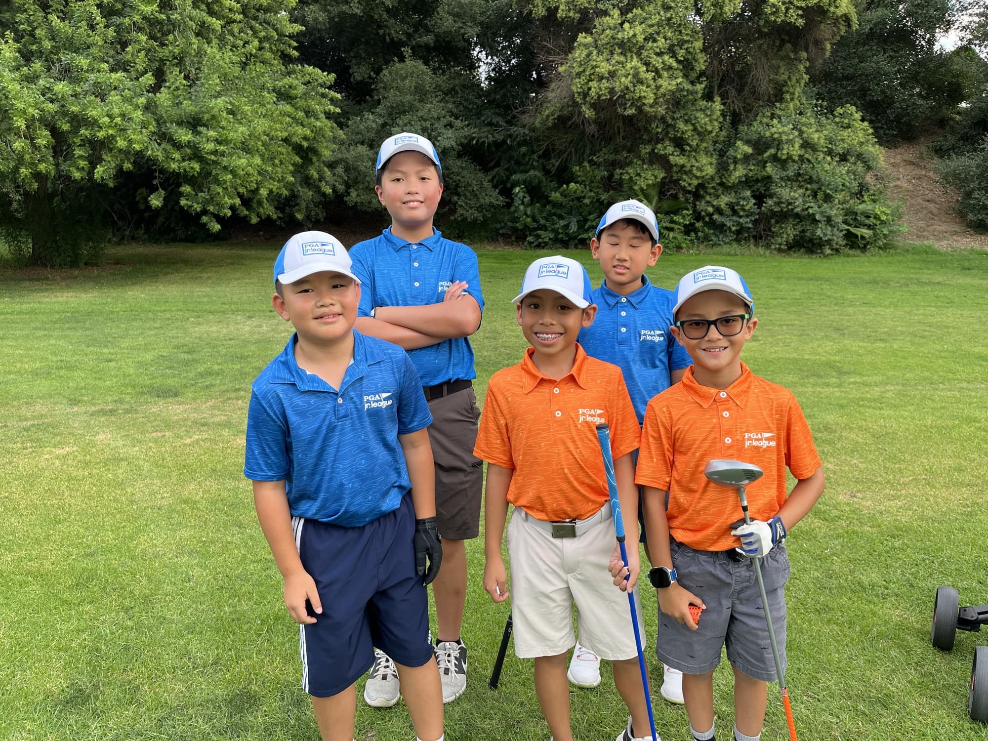 Jucchou Golf PGA Junior League players in team jerseys on the course